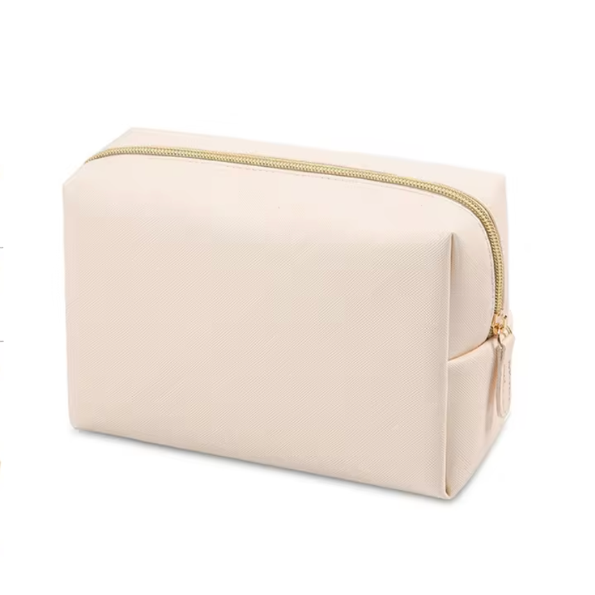 Astuccio cosmetico beige in pelle sintetica con cerniera dorata, design rettangolare, ideale per trucco e accessori da viaggio.