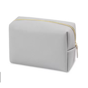 Astuccio da viaggio grigio chiaro in pelle sintetica con cerniera dorata, ideale per cosmetici e accessori. Design elegante e compatto.