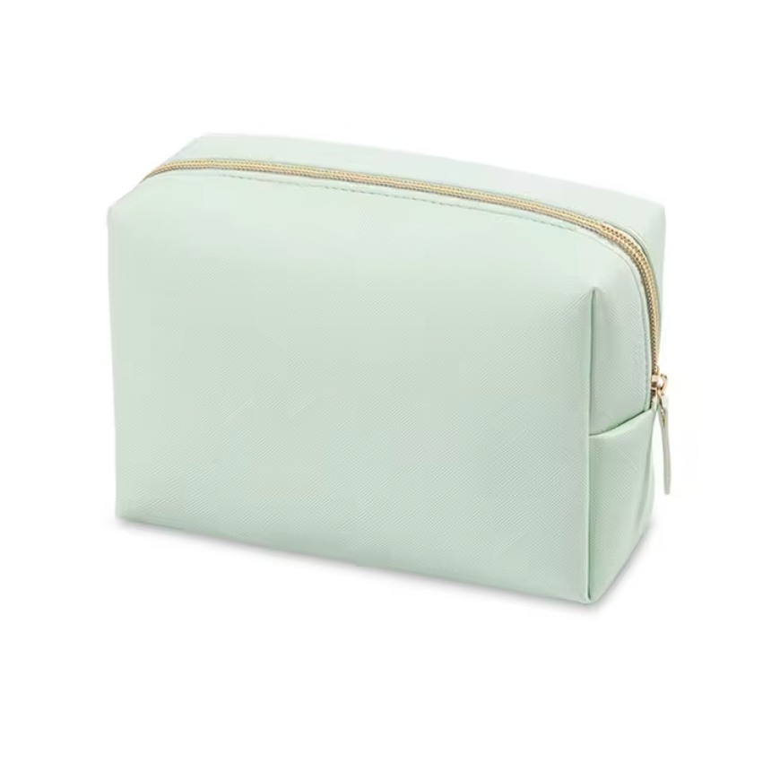 Astuccio da toilette verde menta in tessuto impermeabile con cerniera dorata, ideale per viaggi, organizzazione cosmetici e accessori bagno.