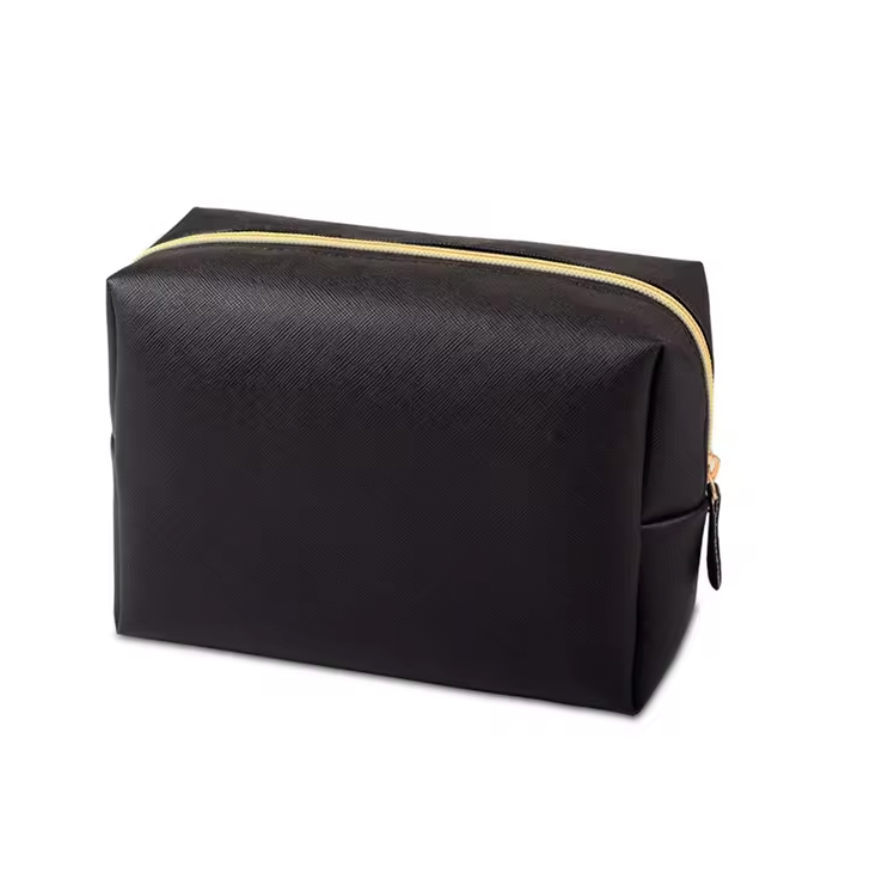 Elegante beauty case nero in pelle sintetica con cerniera dorata, ideale per cosmetici e accessori da viaggio. Design moderno e funzionale.