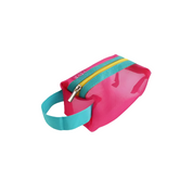 Astuccio trasparente rosa con cerniera gialla e blu, manico azzurro. Ideale per scuola, ufficio, viaggio. Accessorio pratico e colorato.