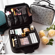 Set di trucchi professionale con pennelli, palette ombretti, rossetti e accessori in una valigetta elegante. Ideale per viaggi e organizzazione cosmetici.