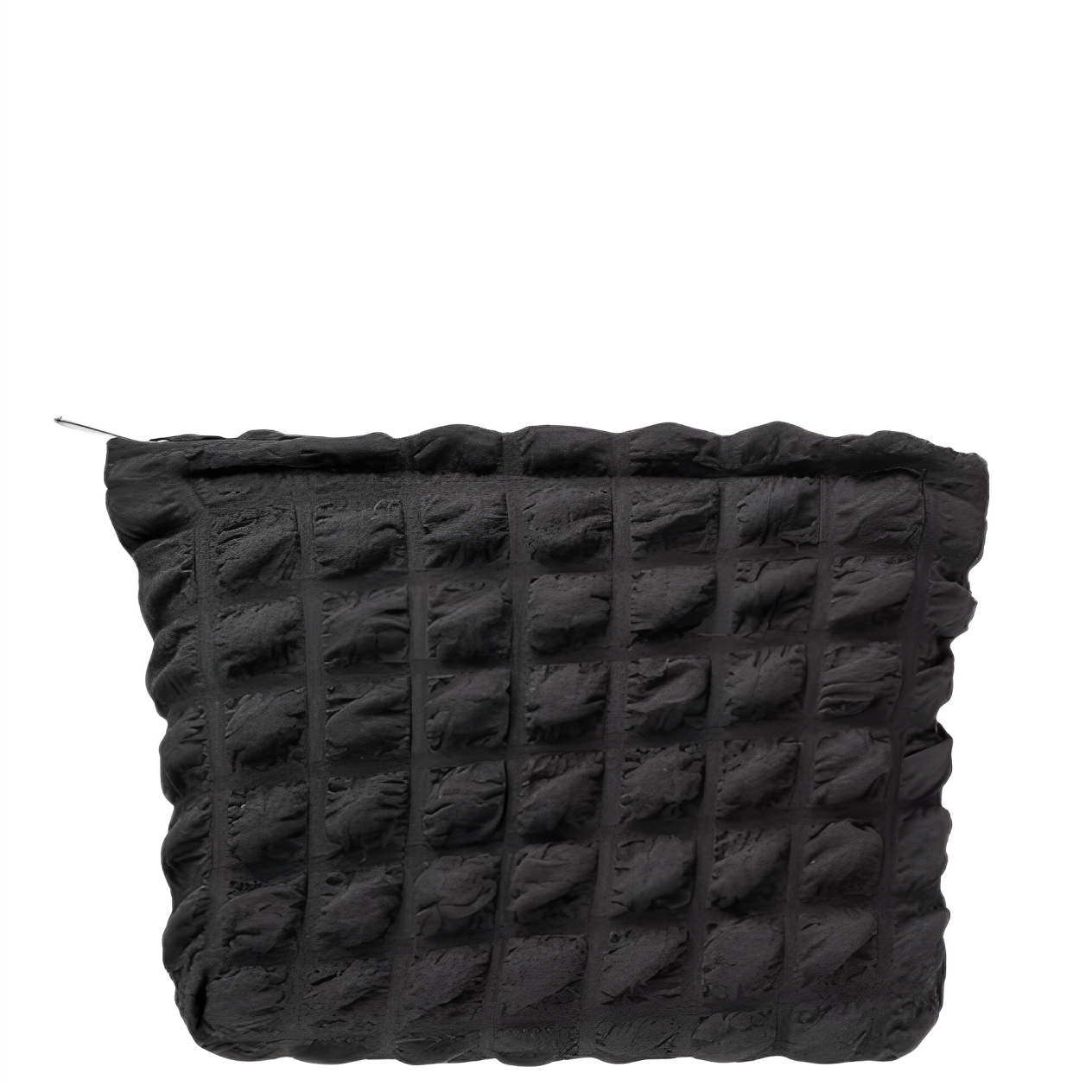 Pochette nera trapuntata in tessuto, design a quadri, chiusura con zip. Accessorio moda elegante, ideale per eventi e serate.