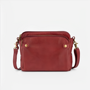 Borsa a tracolla in pelle rossa con dettagli dorati, design elegante e compatto, ideale per moda donna. Accessorio di tendenza per ogni occasione.