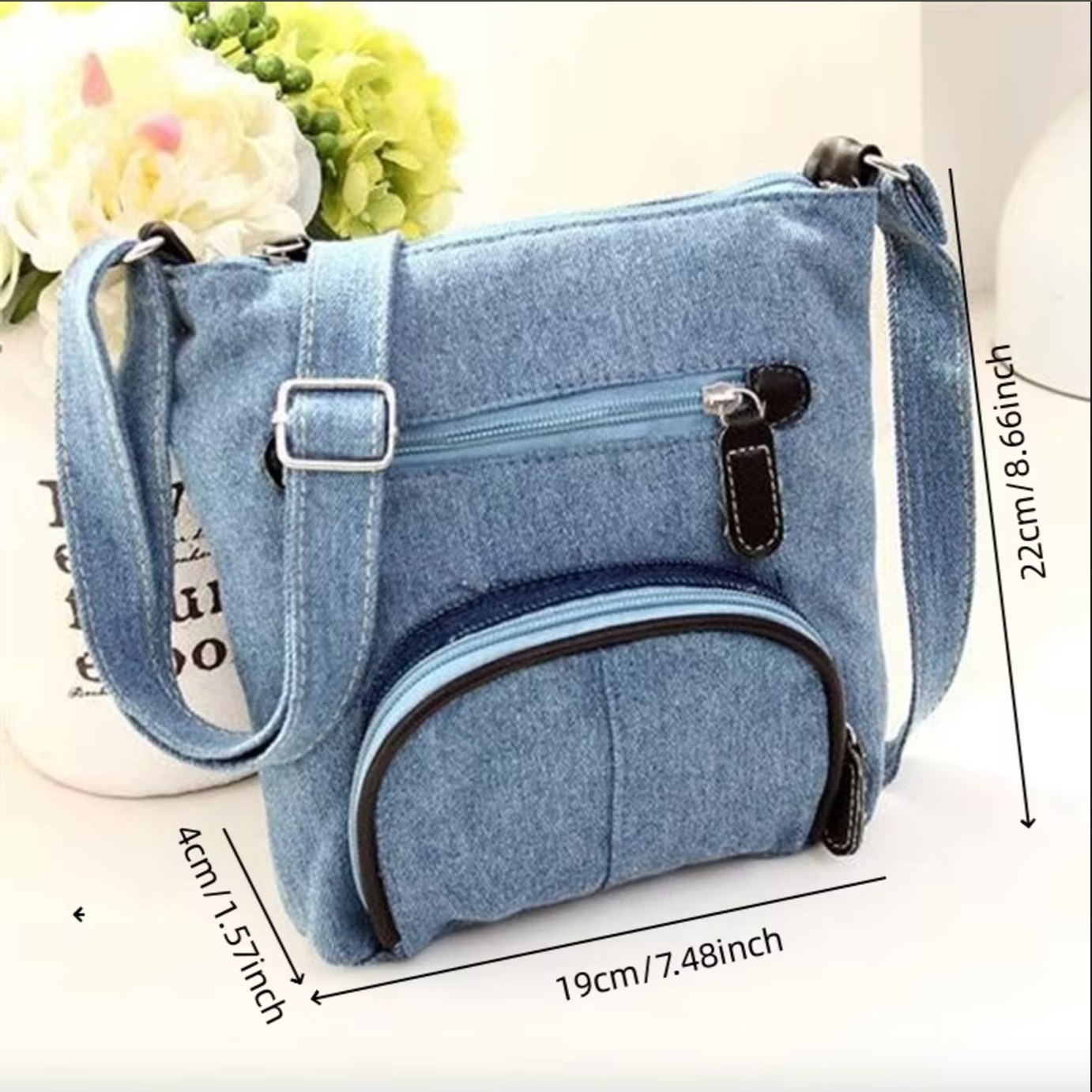 Borsa a tracolla in denim blu con tasche multiple, dimensioni 22x19x4 cm, ideale per moda casual e praticità quotidiana. Accessorio trendy e funzionale.