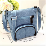 Borsa a tracolla in denim blu con tasche multiple, dimensioni 22x19x4 cm, ideale per moda casual e praticità quotidiana. Accessorio trendy e funzionale.
