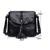 Borsa a tracolla in pelle nera con frange, dimensioni 24x22x6 cm, design elegante e moderno, ideale per moda donna e accessori di tendenza.