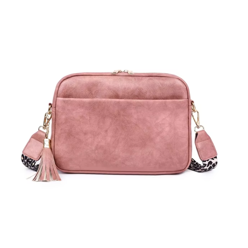 Borsa a tracolla rosa in pelle sintetica con nappina decorativa, dettagli leopardati, chiusura a zip, ideale per moda donna e accessori eleganti.