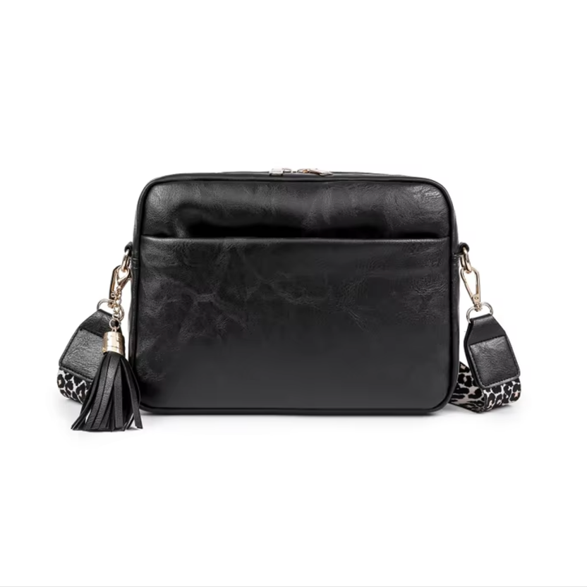 Borsa a tracolla nera in pelle sintetica con tasca frontale, tracolla regolabile con dettagli leopardati e nappina decorativa.
