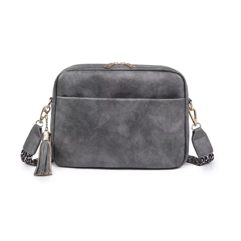 Borsa a tracolla in pelle grigia con cerniera, tasca frontale e nappina decorativa. Design elegante, ideale per moda donna e accessori.