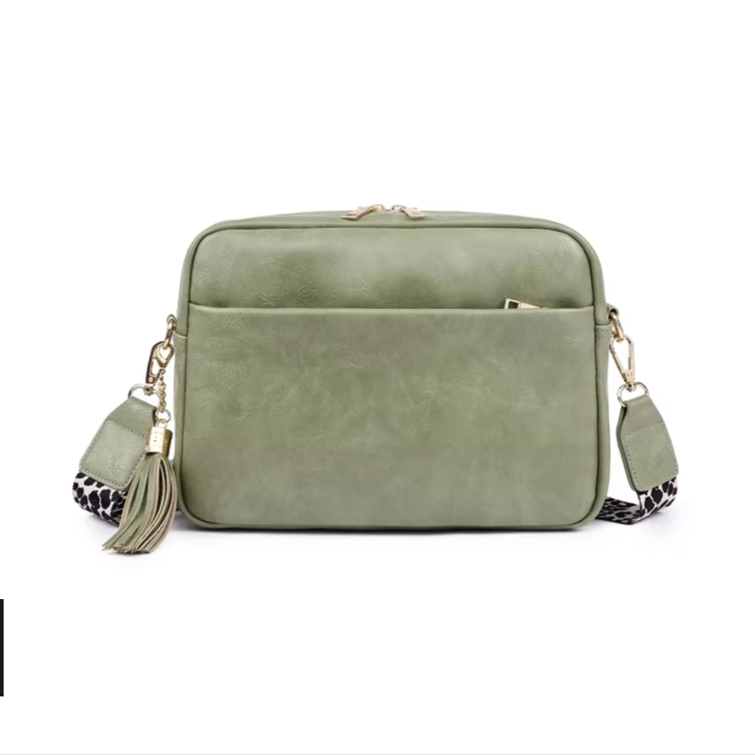Borsa a tracolla verde oliva in pelle sintetica con tasca frontale, tracolla regolabile e dettagli dorati. Elegante e versatile per ogni occasione.