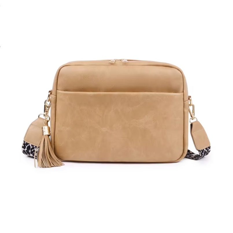 Borsa a tracolla beige in pelle sintetica con nappina decorativa e tracolla regolabile, ideale per moda donna e accessori eleganti.