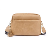 Borsa a tracolla beige in pelle sintetica con nappina decorativa e tracolla regolabile, ideale per moda donna e accessori eleganti.