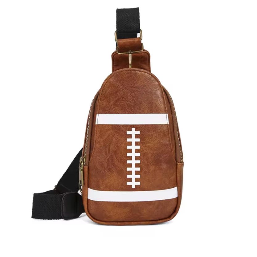 Zaino monospalla in pelle marrone a forma di pallone da football americano, con cerniera e tracolla regolabile. Accessorio moda sportivo unisex.