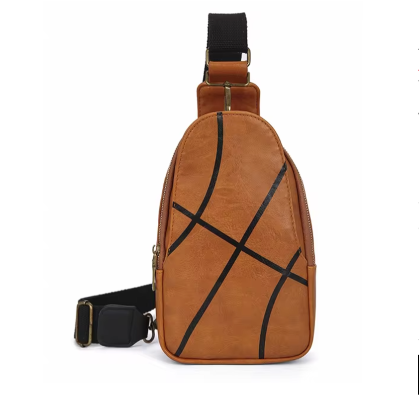 Zaino monospalla in pelle marrone con design a pallacanestro, tracolla regolabile, chiusura a zip, ideale per sport e tempo libero.