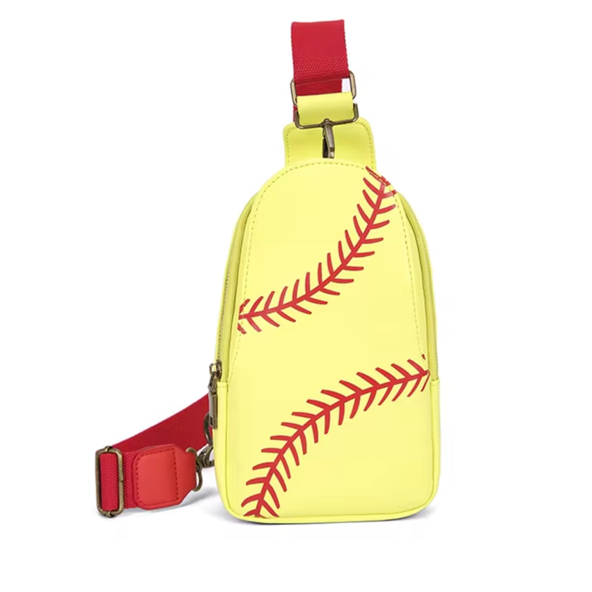 Zaino monospalla giallo con motivo palla da baseball rossa, tracolla regolabile rossa, design sportivo, accessorio moda unisex.