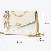 Borsa a tracolla elegante bianca con catena dorata, decorazioni floreali e perle, dimensioni 21x14x8 cm. Accessorio moda donna chic.