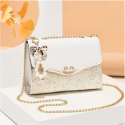 Borsa a tracolla bianca con dettagli dorati e decorazione di perle, design elegante e moderno, perfetta per occasioni speciali e moda femminile.