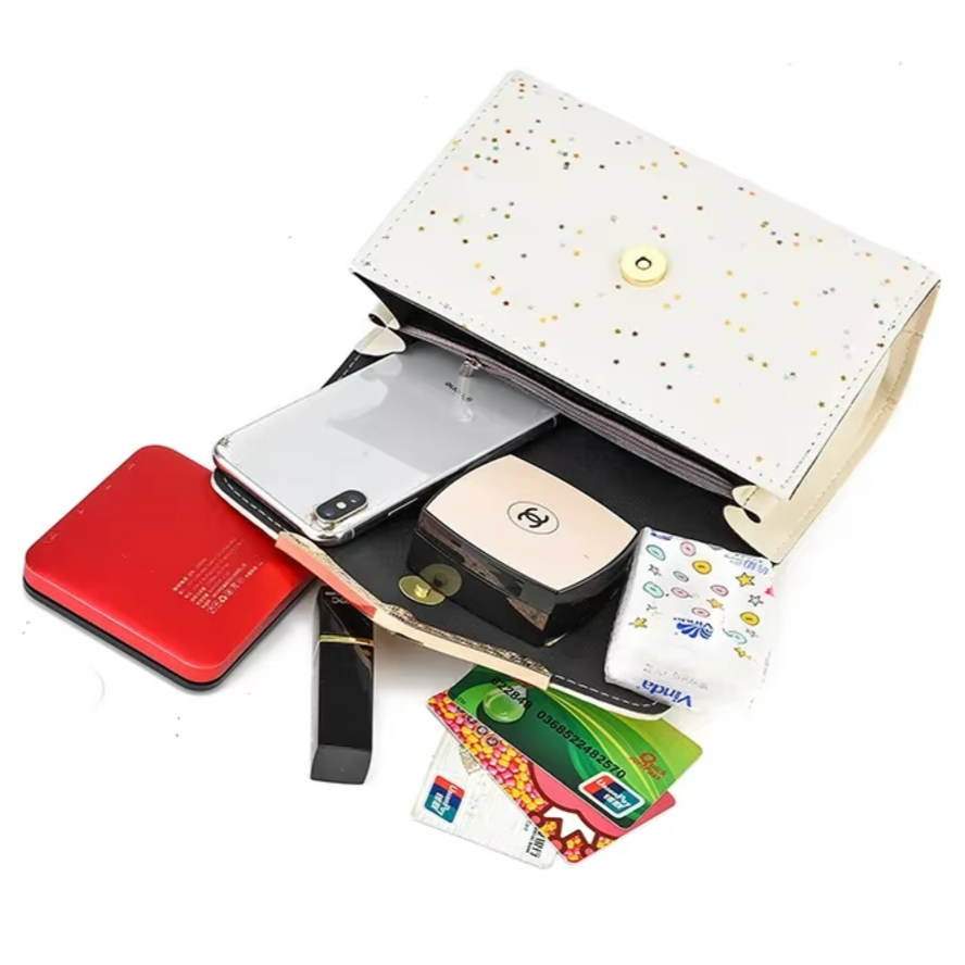 Borsa a tracolla bianca con motivo a stelle, contenente smartphone, rossetto, specchietto, fazzoletti e carte di credito. Accessorio moda elegante.
