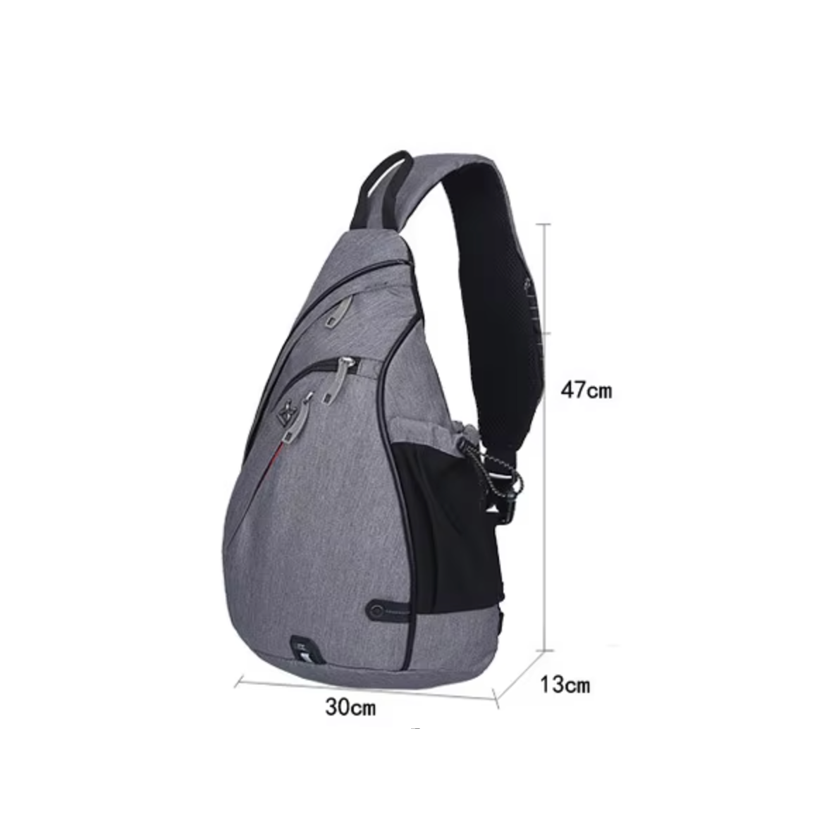 Zaino monospalla grigio, dimensioni 47x30x13 cm, con tasche multiple e cerniere, ideale per viaggi e uso quotidiano. Design moderno e funzionale.