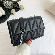 Borsa a tracolla nera in pelle trapuntata con catena argentata, design elegante e moderno, perfetta per moda donna e accessori di lusso.