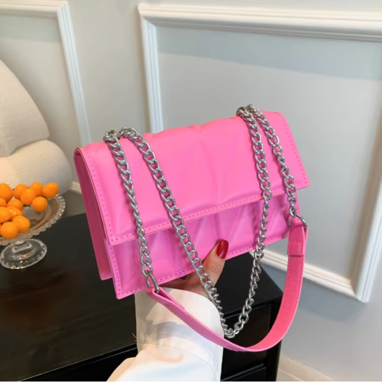Borsa a tracolla rosa con catena argentata, design elegante e moderno, perfetta per moda femminile. Accessorio trendy per ogni occasione.