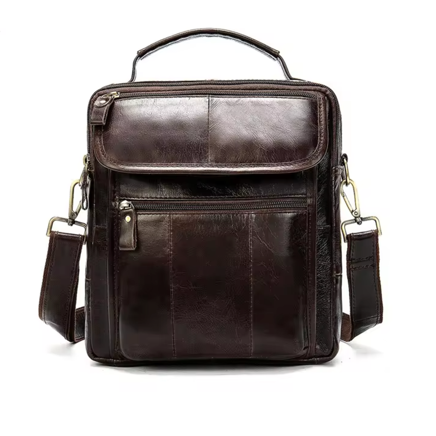 Borsa a tracolla in pelle marrone scuro, design elegante e compatto, con tasche multiple e tracolla regolabile. Accessorio moda uomo.