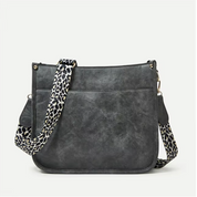 Borsa a tracolla in pelle nera con tracolla regolabile leopardata, design elegante e moderno, ideale per moda donna e accessori di tendenza.