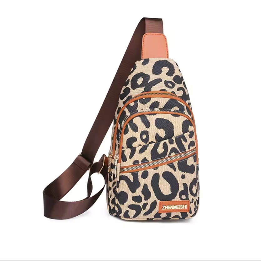 Zaino monospalla leopardato, design compatto, cerniere multiple, tracolla regolabile marrone, ideale per moda urbana e viaggi.