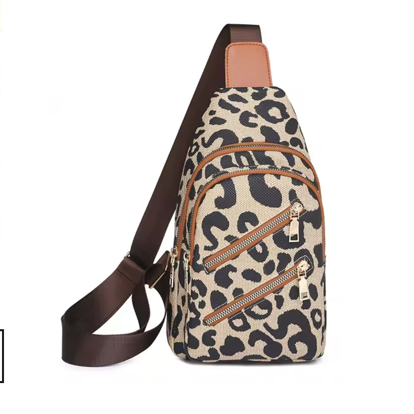 Zaino monospalla leopardato, design elegante con cerniere dorate, tracolla regolabile marrone, ideale per moda urbana e viaggi.