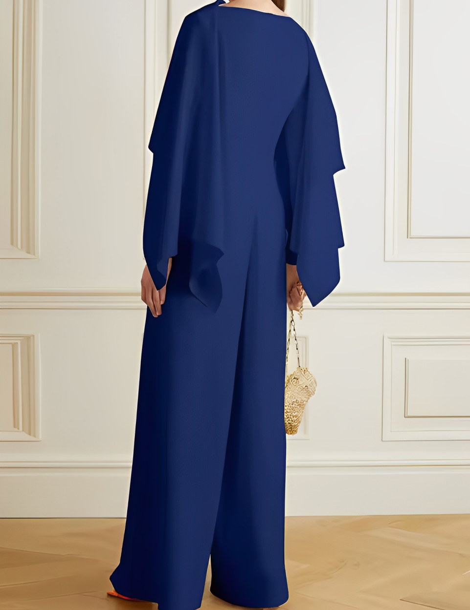 Abito elegante blu scuro da donna, maniche a mantella, lunghezza intera, tessuto fluido, perfetto per eventi formali e serate speciali.