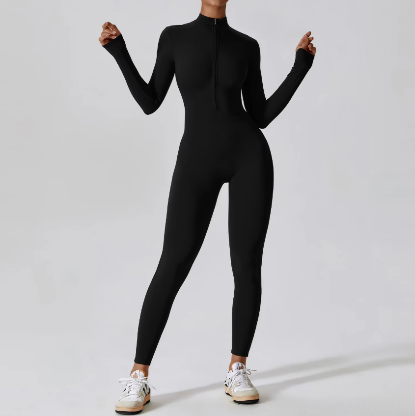 Tuta sportiva nera aderente da donna, maniche lunghe, zip frontale, ideale per yoga e fitness. Design elegante, comfort e stile.