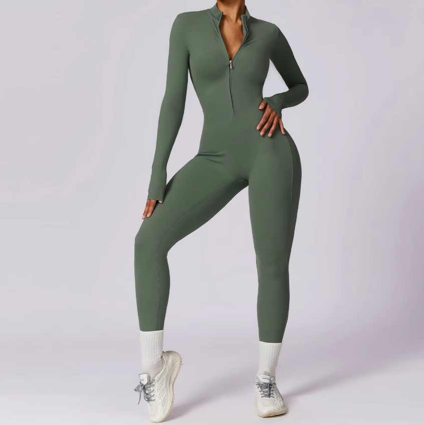 Tuta sportiva donna verde oliva, manica lunga, zip frontale, aderente, ideale per yoga e fitness. Scarpe da ginnastica bianche incluse.