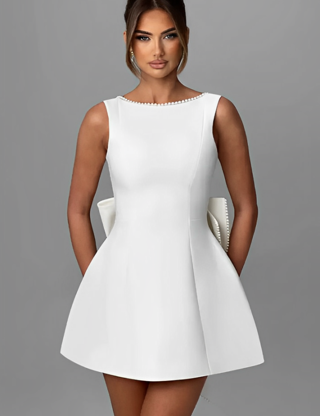 Abito bianco elegante da donna, senza maniche, con scollo rotondo e gonna svasata. Perfetto per cerimonie e occasioni speciali.