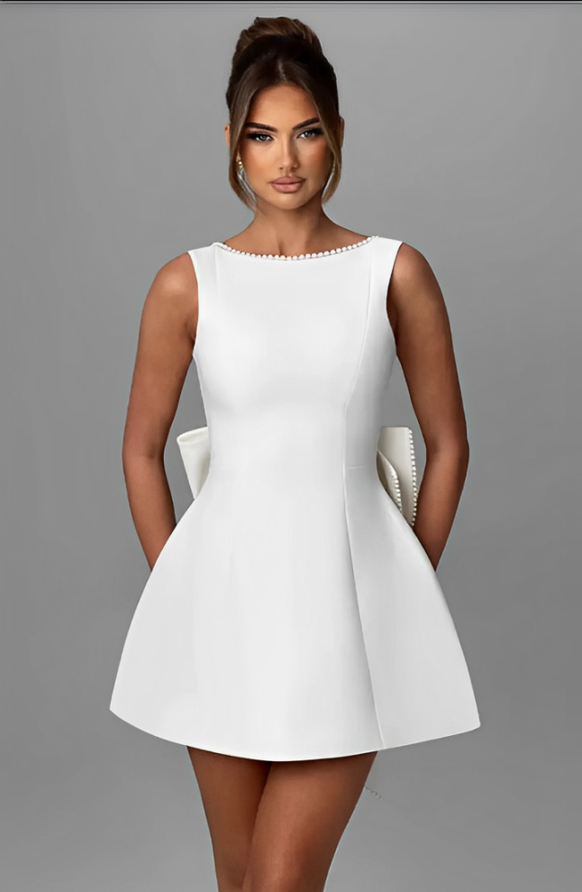 Abito bianco elegante da donna, senza maniche, con scollo rotondo e gonna svasata. Perfetto per cerimonie e occasioni speciali.