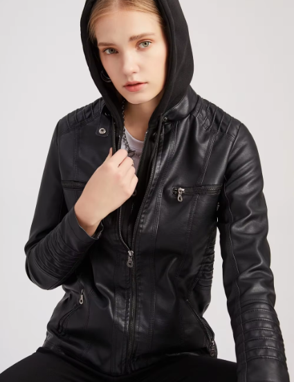 Giacca in pelle nera da donna con cappuccio, zip frontale e tasca con cerniera. Moda casual, stile urbano, abbigliamento autunnale.