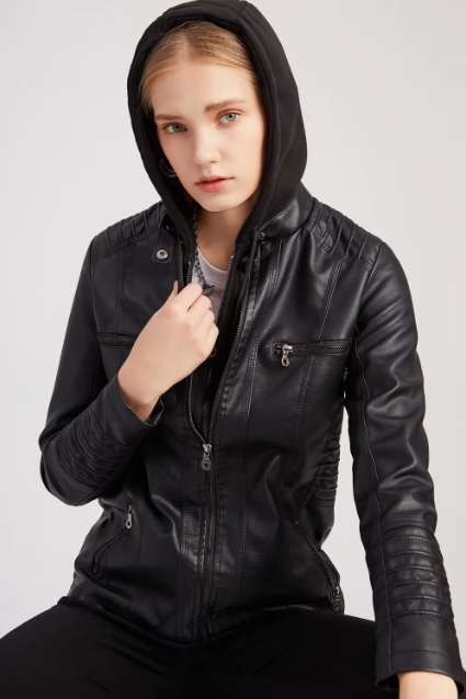 Giacca in pelle nera da donna con cappuccio, zip frontale e tasca con cerniera. Moda casual, stile urbano, abbigliamento autunnale.
