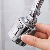 Rubinetto doccia cromato con filtro acqua, design ergonomico, regolabile, tenuto in mano. Accessorio bagno moderno, alta pressione.