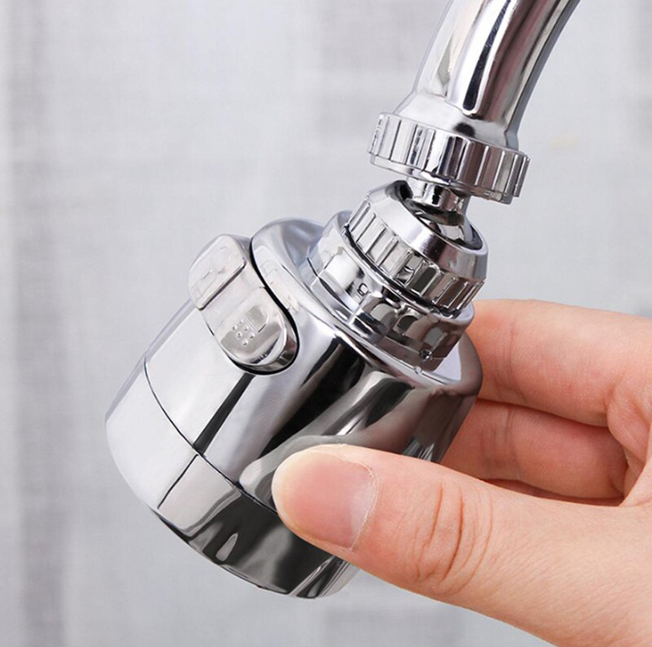 Rubinetto doccia cromato con filtro acqua, design ergonomico, regolabile, tenuto in mano. Accessorio bagno moderno, alta pressione.