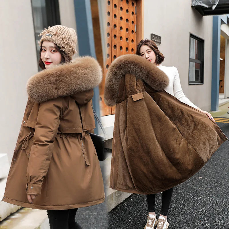 Donna con cappotto invernale marrone con cappuccio in pelliccia sintetica, abbinato a un berretto beige. Moda femminile, abbigliamento caldo.