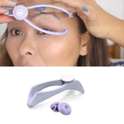 Donna utilizza epilatore viso a filo per sopracciglia, strumento di bellezza portatile per rimozione peli facciali, depilazione precisa e indolore.