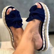 Sandali donna con zeppa in corda, fiocco blu, suola bianca antiscivolo. Scarpe estive eleganti e comode, ideali per look casual e chic.