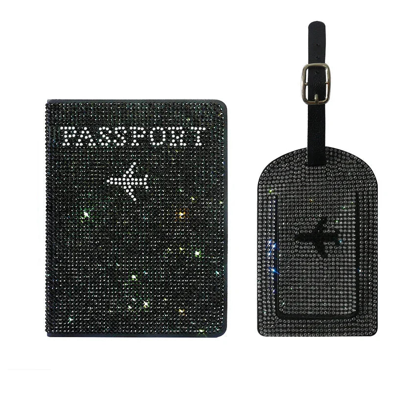 Portapassaporto e targhetta bagaglio neri con strass scintillanti, design elegante con icona aereo, accessori da viaggio di lusso.