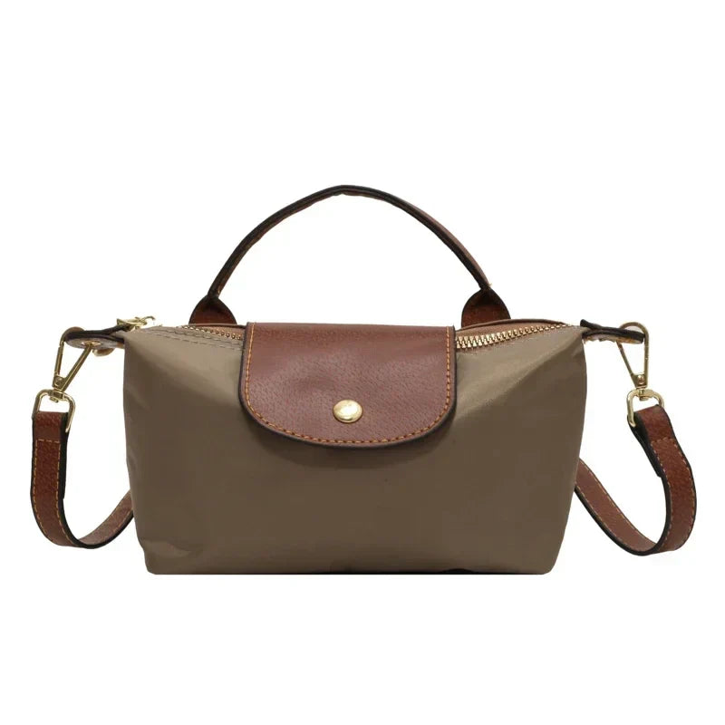Borsa a tracolla donna in nylon marrone con patta in pelle, chiusura a zip, manico e tracolla regolabile. Elegante e pratica per ogni occasione.