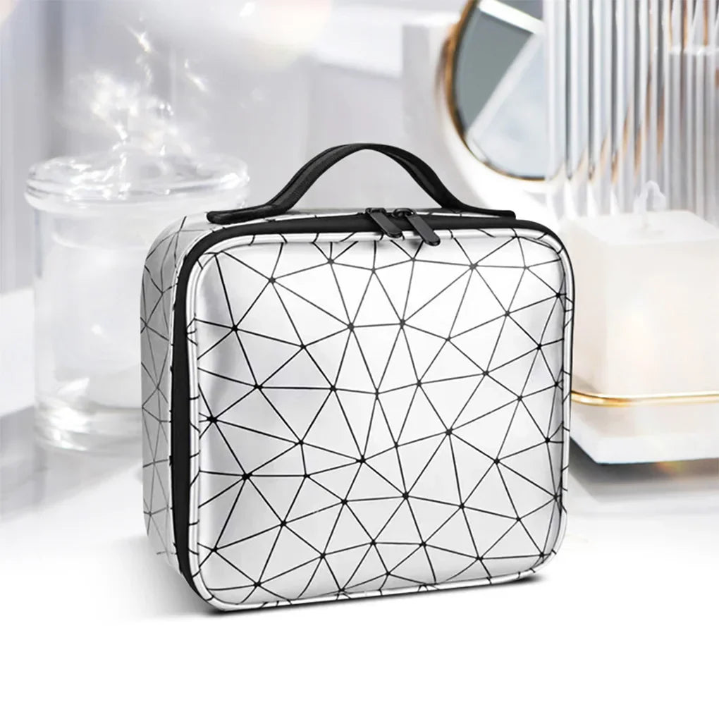 Astuccio cosmetico geometrico bianco e nero con manico, design moderno. Ideale per organizzare trucchi e accessori. Perfetto per viaggi e casa.