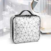 Astuccio cosmetico geometrico bianco e nero con manico, design moderno. Ideale per organizzare trucchi e accessori. Perfetto per viaggi e casa.