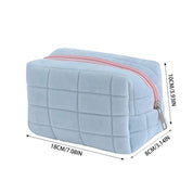 Astuccio cosmetico in velluto grigio con cerniera rosa, dimensioni 18x10x8 cm. Design trapuntato, ideale per trucco e accessori da viaggio.