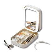 Scatola trucco portatile con specchio, palette ombretti, pennelli e accessori. Elegante e compatta, ideale per viaggi e uso quotidiano.