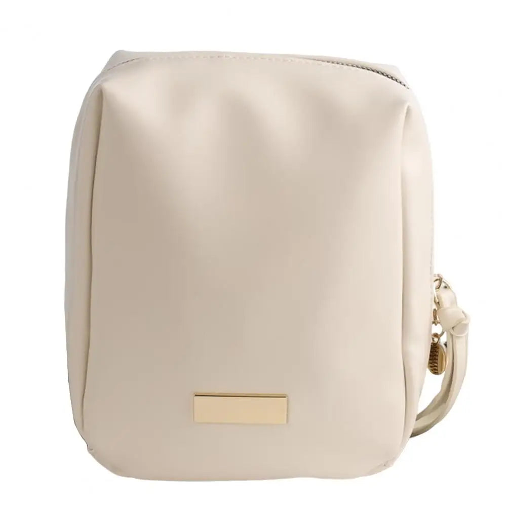 Elegante borsa a tracolla beige in pelle sintetica con chiusura a zip e dettagli dorati. Accessorio moda donna, ideale per ogni occasione.