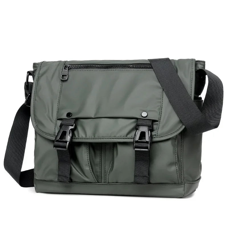Borsa a tracolla verde militare in nylon impermeabile, con chiusure a fibbia e tasca frontale con zip. Design unisex, ideale per lavoro e viaggio.